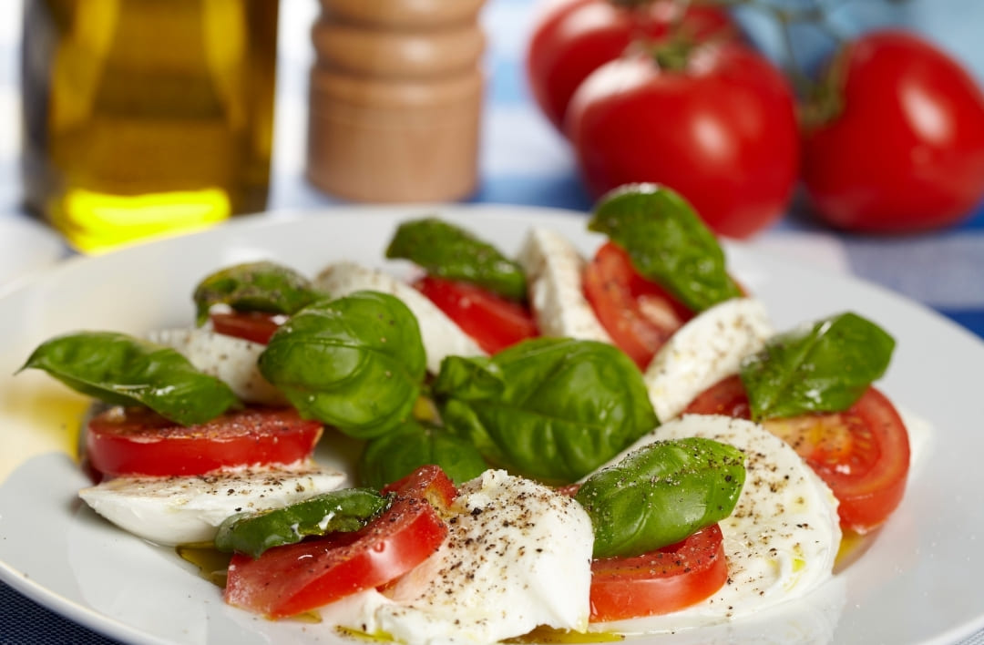 italienischer Mozzarella mit Tomaten, Öl und Basilikum